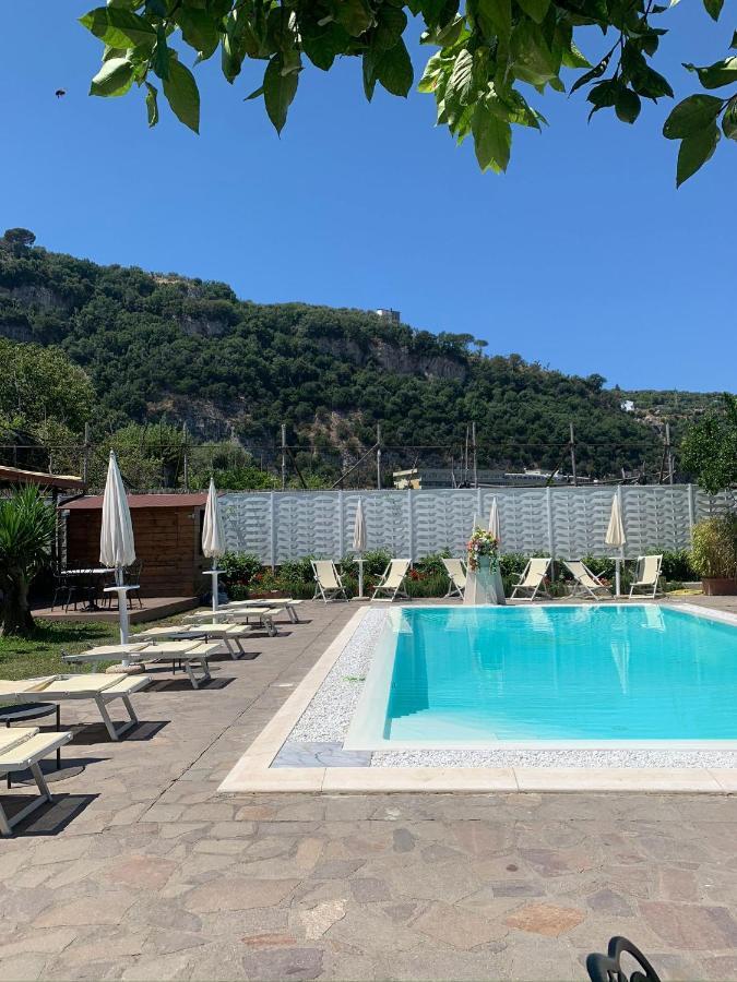 Casa Sorrento, Immerso Nel Verde A Pochi Passi Dal Centro Luaran gambar